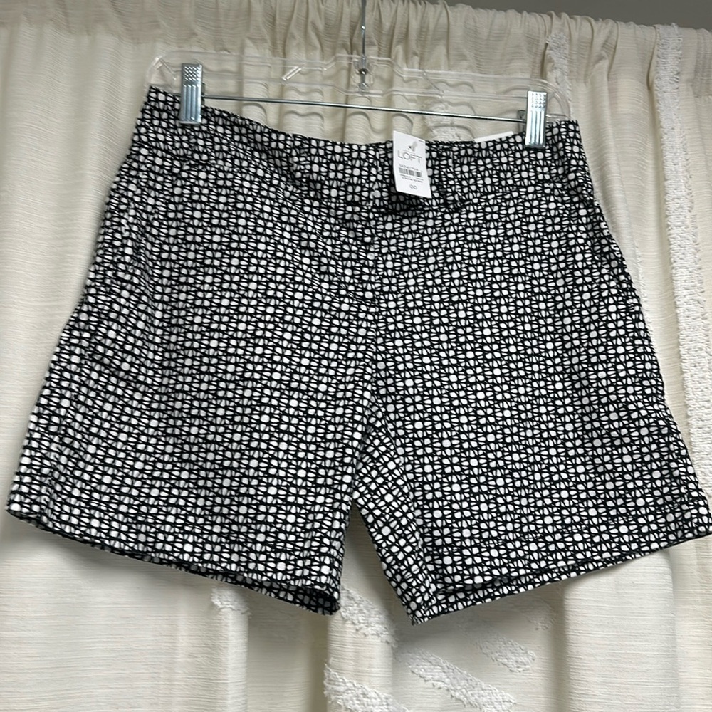 NWT Loft size 00 Black/Ivory 6” short